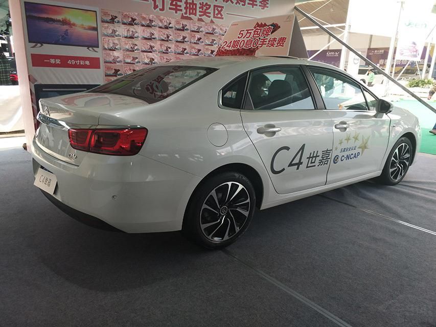 C4γͷȻǳѩص㣬˶˫LogoںڽդԵ÷ǳۡ