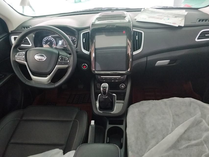 ˹��X7���п�̨����װ����һ��ߴ�Ϊ12Ӣ��Ĵ���ʽҺ����ʾ��������ʾ�������ж�ý��ϵͳ���ơ�ȫ��Ӱ����ʾ�Լ��յ�ϵͳ���Ƶȡ�