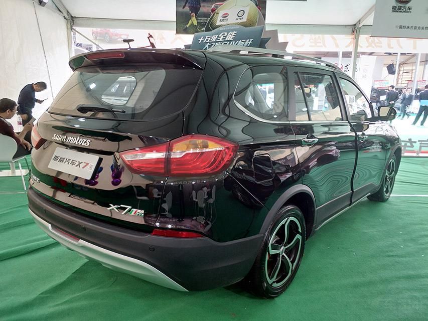 ��β���֣�˹��X7��β����ͬ��ӵ�б������͵�Ӱ�ӣ����ڲ���LED���Ҳ���в����ķ���Ч����