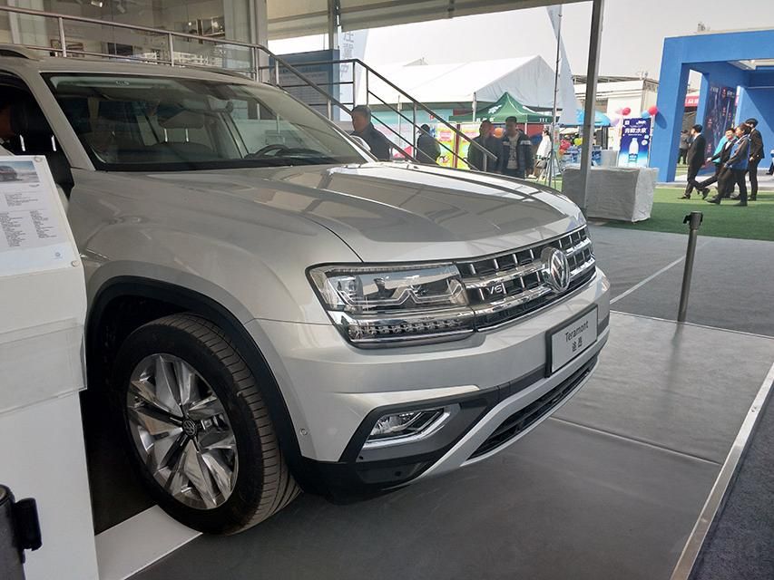 β����������Լ��һЩ��β�Ƽ�����˶Ƹ��������������˺�ɫ�İ�Χ����ɫ���»��塣