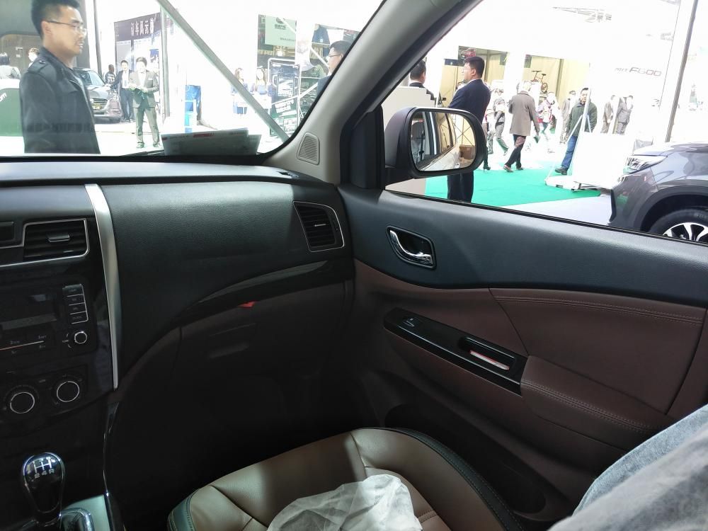 SX6��β�������ֿ�͵İ׵�ʽ��Ϊ�˸��Ӵ�ͳ�ĺ��ʽ������Ƹ����ɴֱ�ϸ�����Ծ��¡�