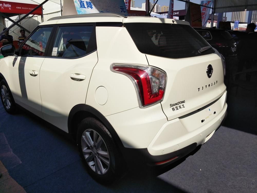 �ڲ���������˺�ɫ����ɫ�������ھֲ���������ɫ���ΰ塣