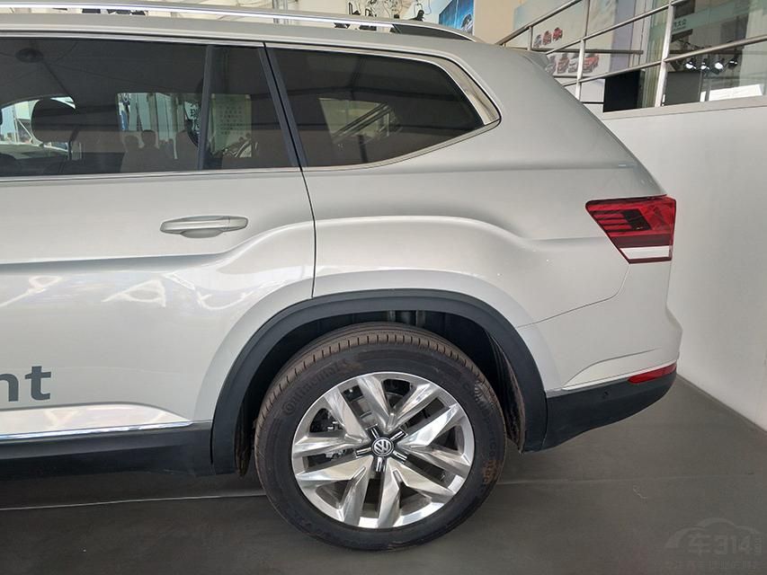 �³���ǰ��դ������������׳�ĶƸ������д��䣬�������ͷ����ҳߴ�ϴ��ǰ��������ϡ�