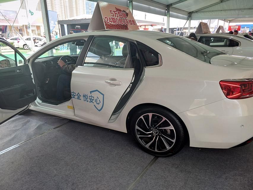 ���÷��棬C4����ȫϵ���������пز�ɫ��Ļ�������绰�������ȶ�ϵͳ�ȣ����䳵���ϻ����и�Ӧ��ˢ���Զ�ͷ�ơ���������ͣ�Ͳ��߸�����