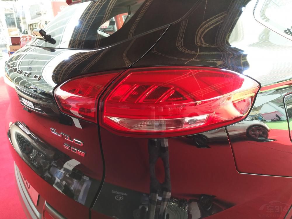 �������ǰ�����ҡ�ABS+EBD���󵹳��״������������ڡ�18����Ȧ�ȡ������䳵�ͻ��䱸��ȫ���촰����������ͣ��������ɲ��ǰ�Ų����ҡ������ȶ����ơ�����Ѳ����Ƥ�����Ρ��Զ��յ��ȣ����û���ʮ�ַḻ�ġ�