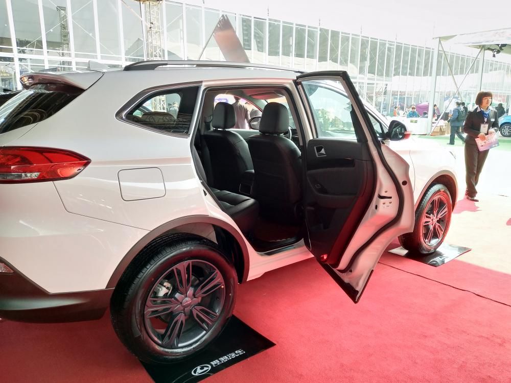 �����ˡ��Թ�����Ƹ��չ��Ӳ�ʶ��ֶ��еķ��