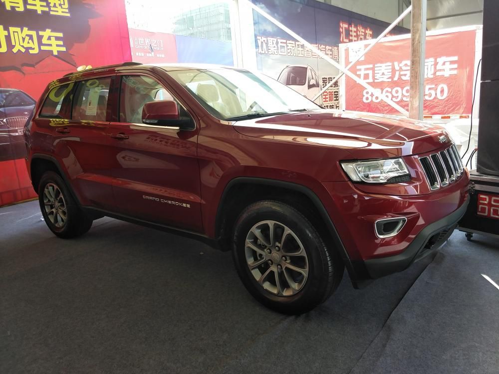 ȫ��Jeep����ŵ���ĳ����ߴ�Ϊ4828*1943*1802mm�����Ϊ2915mm����һ��������ʵ�Ĵ��ͷ��