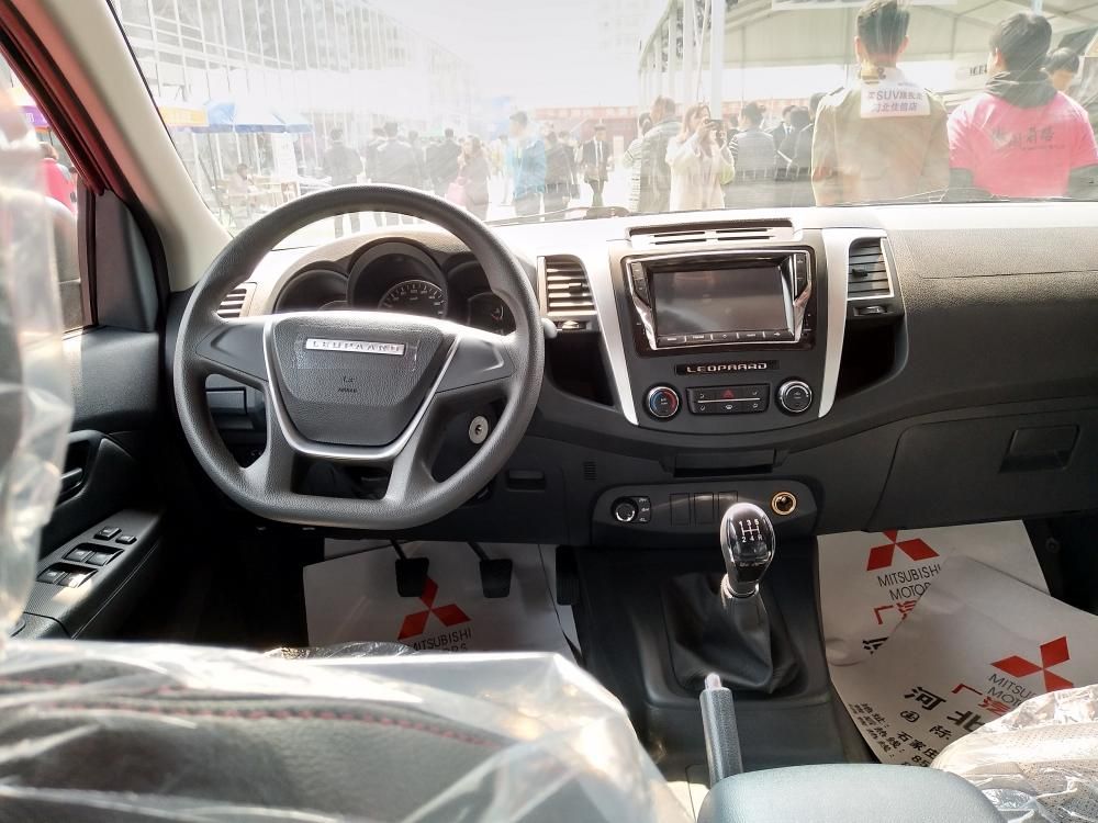 ����LEOPAARD����Ʒ��LOGOǶ�ڻ�������崦��