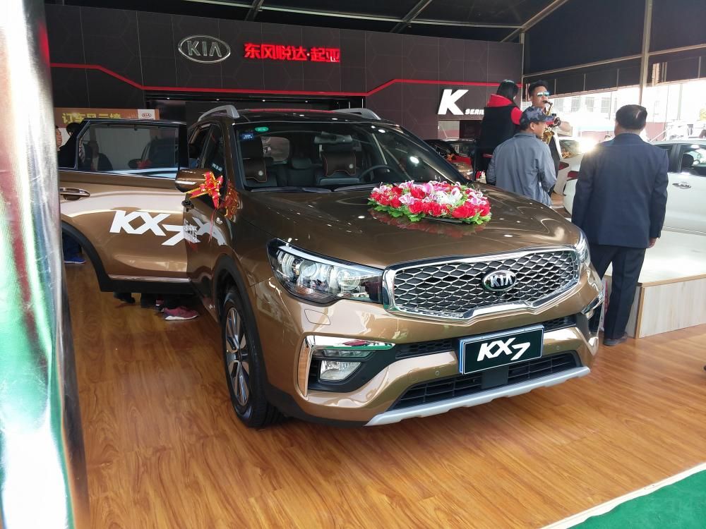 �³�ǰ���ո����ͷ���������L�ζƸ������·�ΪLED���ƺ�ת���������ơ�