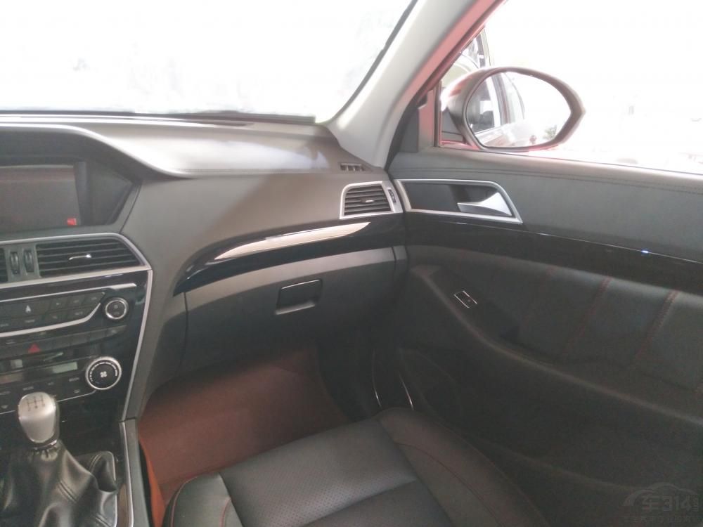 ������ǰ�����ҡ�ABS+EBD���󵹳��״������������ڡ�18����Ȧ�ȡ������䳵�ͻ��䱸��ȫ���촰����������ͣ��������ɲ��ǰ�Ų����ҡ������ȶ����ơ�����Ѳ����Ƥ�����Ρ��Զ��յ��ȣ����û���ʮ�ַḻ�ġ�