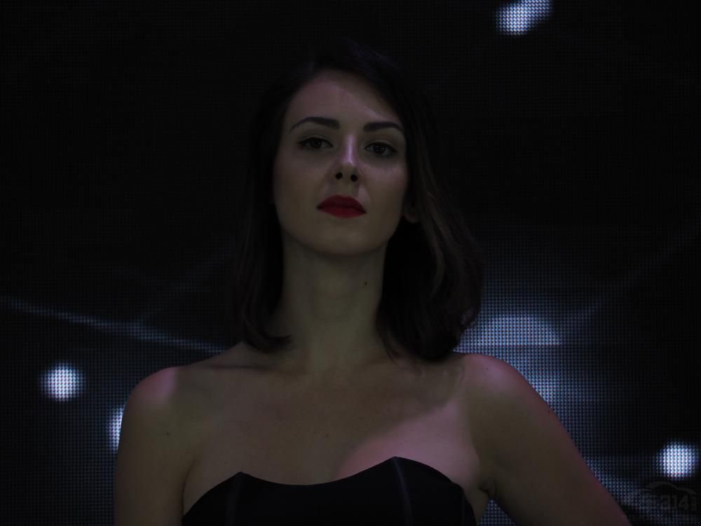 ��ڵ�ͷ��������Ȼ������ͻ��ȣ�ɢ���������˰ٰ�����ָ���ḧ��Щ��˿�Ĵ��С� 