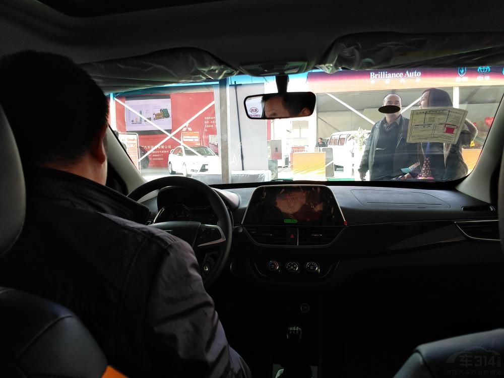 �ó����õ��ǹ��Ϊ165/70 R14����������̥��էһ��165mm��̥����ȸо�ƫխ��