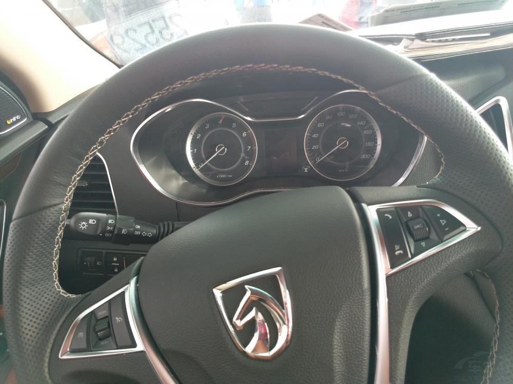 β������ͬ��������΢����β����ʶ������560���м����˺�ɫ���塣