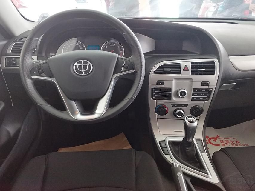 �п�̨�Ϸ��䱸�гߴ����е�Һ����ʾ����