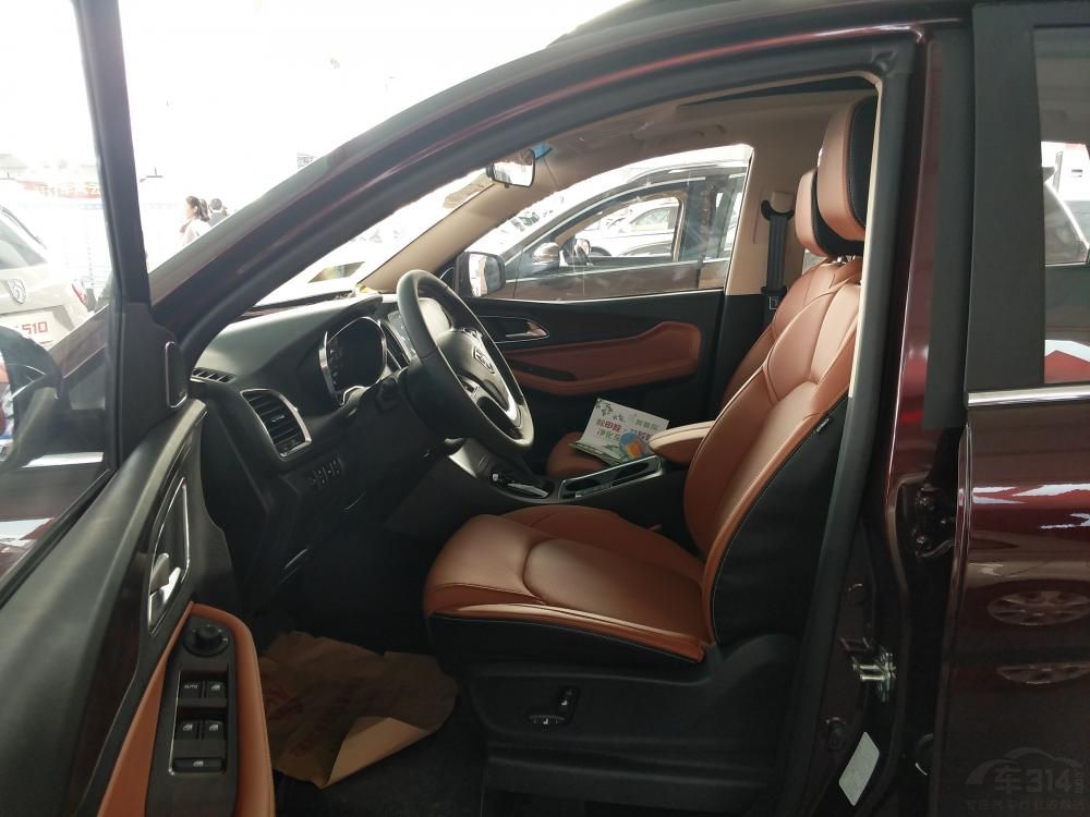 β������ͬ��������΢����β����ʶ������560���м����˺�ɫ���塣