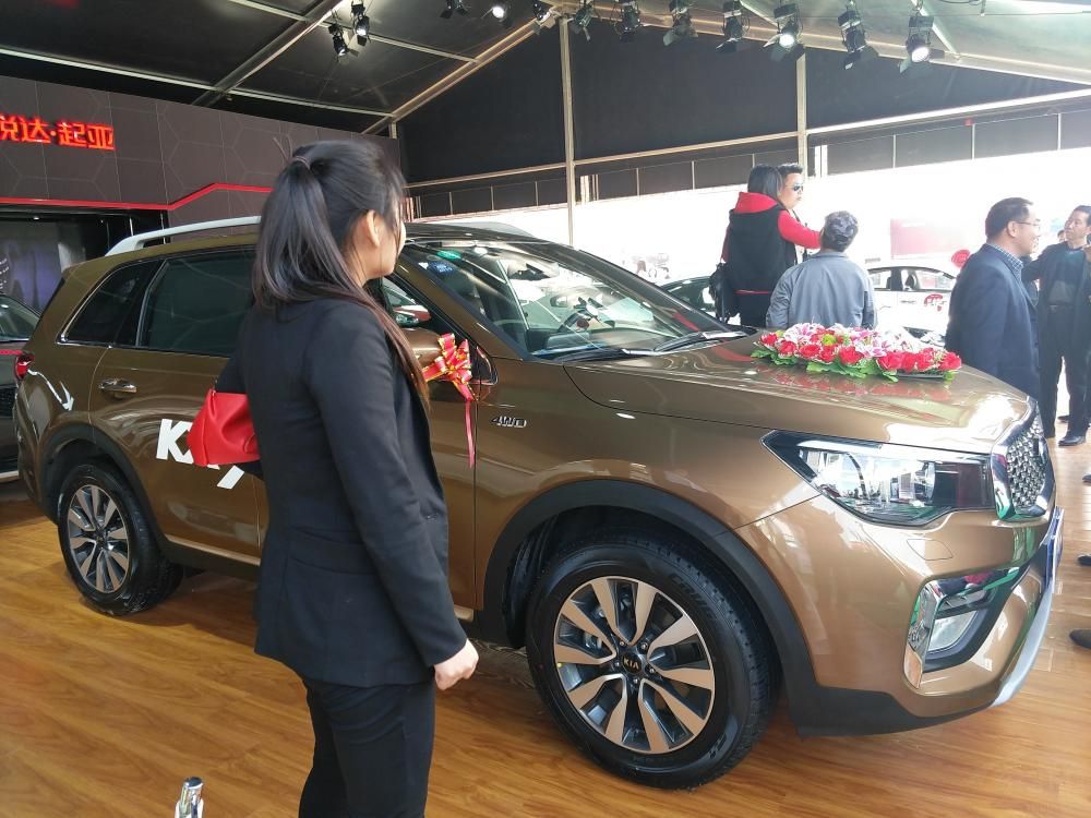 ����ϱ����˼���ʽ�Ļ�Хʽǰ����ͬʱ������ȫ��LED��Դ��Ӳ�ʵĳ������ߡ�˫��˫��β�ŵ�Ԫ�أ�����������ȥ��ʱ���ֲ�ʧ���С�