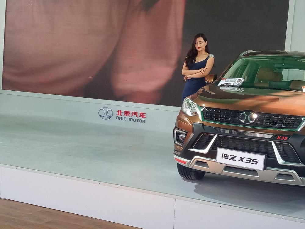 ����һ���ӹ�����ɢ�������ĵ�Ů�ˡ�