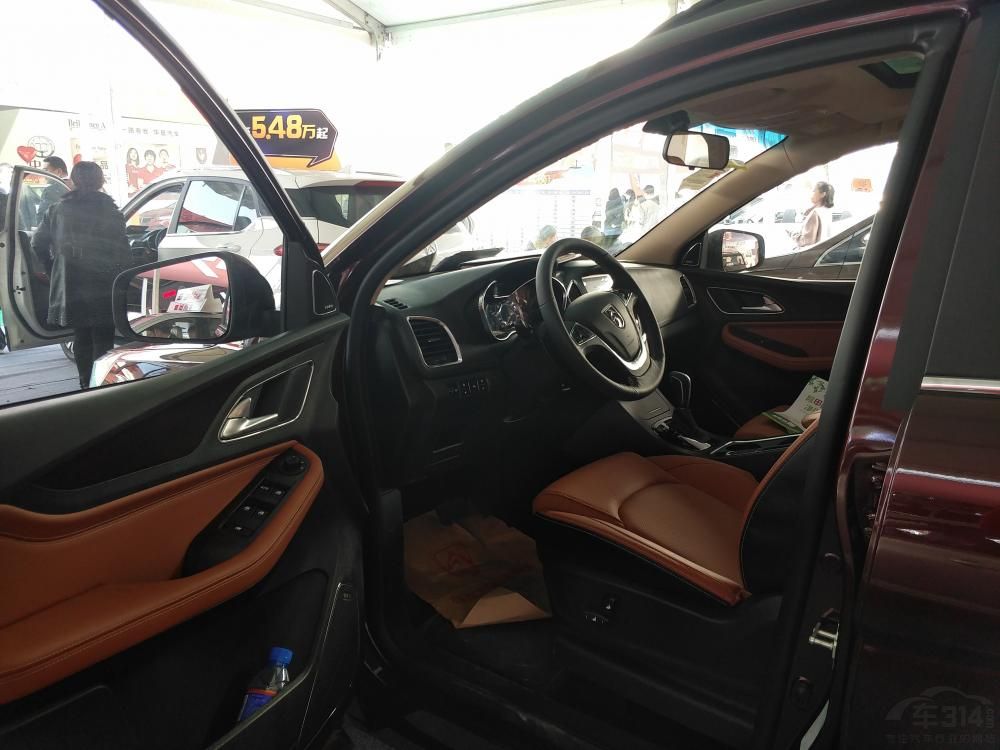 ����560��������������˺�ɫ����ɫ�����ھֲ������жƸ�װ�Ρ�