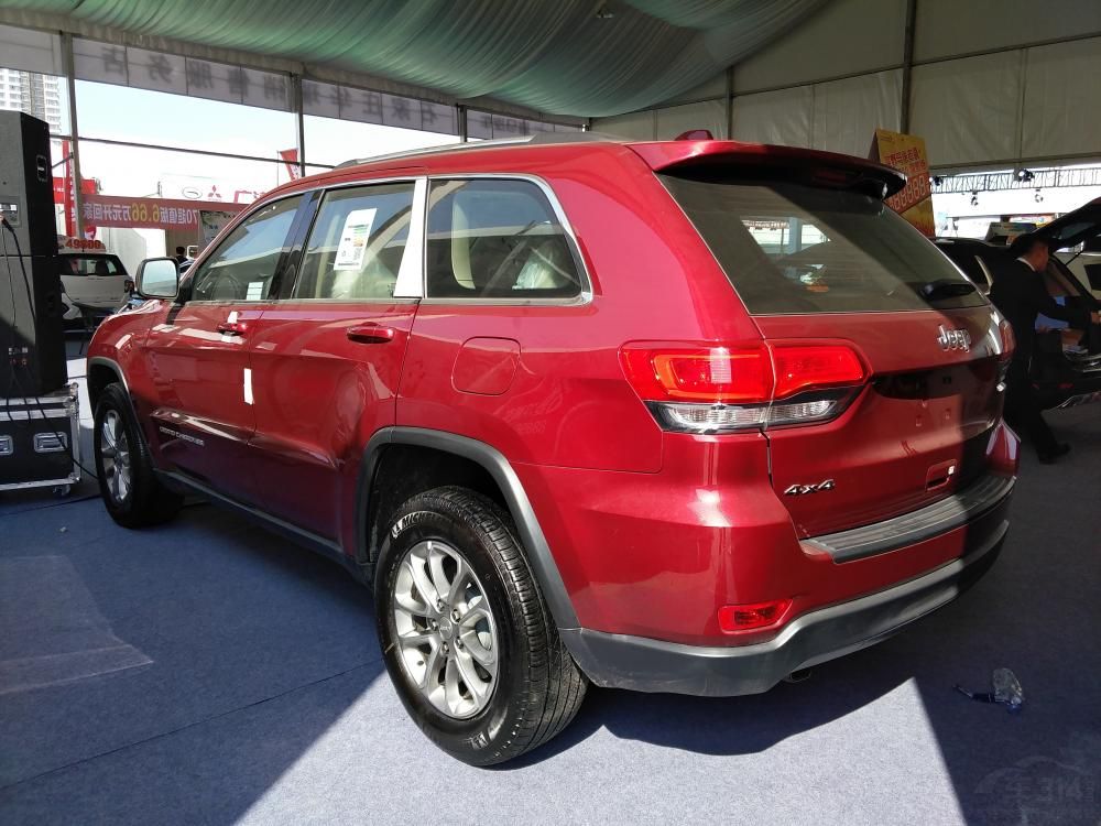 Jeep����ŵ���������ƴ��Ұ��ʮ�㡣����ߴ�Ϊ265/60 R18��̥�����Ӱ���ʮ�㡣