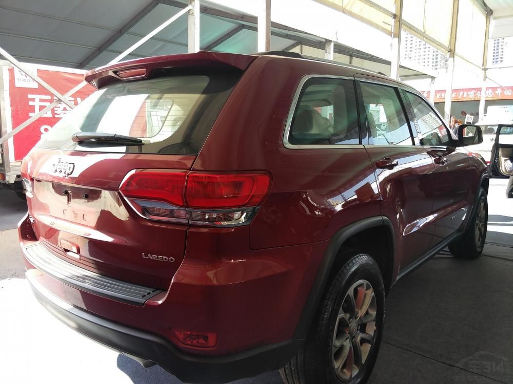 Jeep����ŵ��ǰ���ΪԶ����һ��ʽ�����ƣ�����LED�ռ��г��ƣ�ҹ����ʻ����ȫ��β�ƹ�Դ����LED��±�ص������ϣ��������ʶ�Ⱥܸߡ�