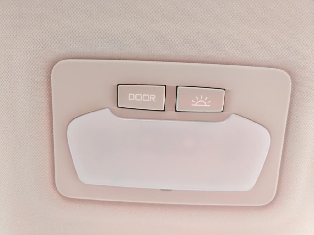 ���÷��棬����V70ȫϵ������ESP�����ȶ�����ϵͳ��TCSǣ��������ϵͳ��BOSɲ�����Ⱥ�HSA�µ��𲽸���ϵͳ��EPB����פ��ϵͳ�Ȱ�ȫ���á�