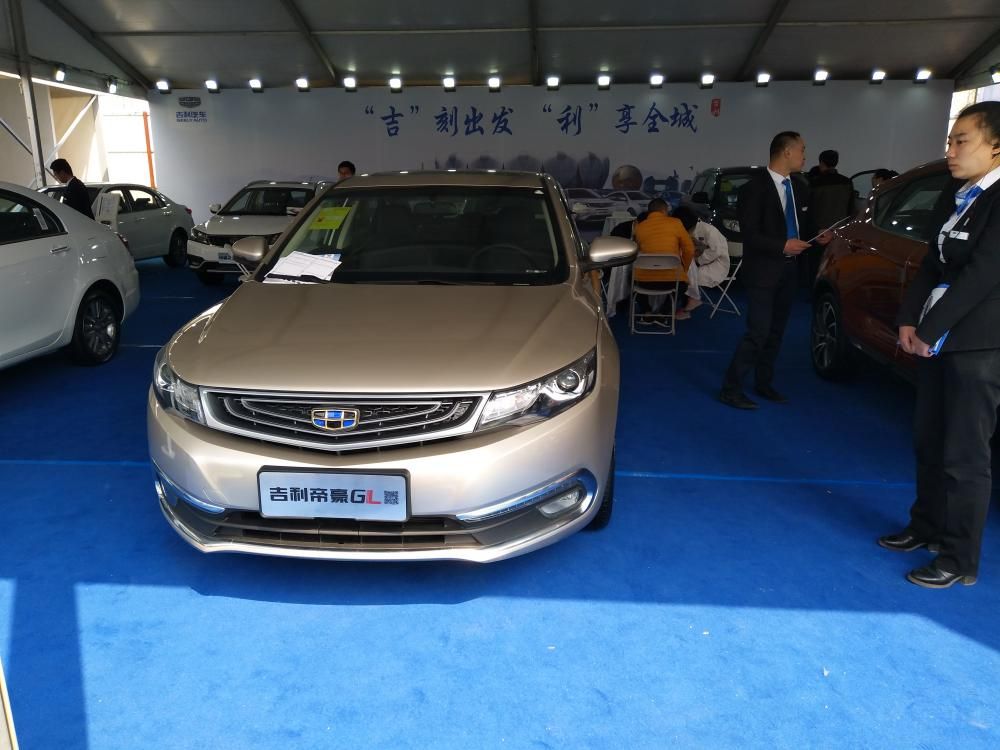 �³���ͷ�����˶���״�Ľ����ڣ��ڲ�Ϊ��������״����ʽ��դ��