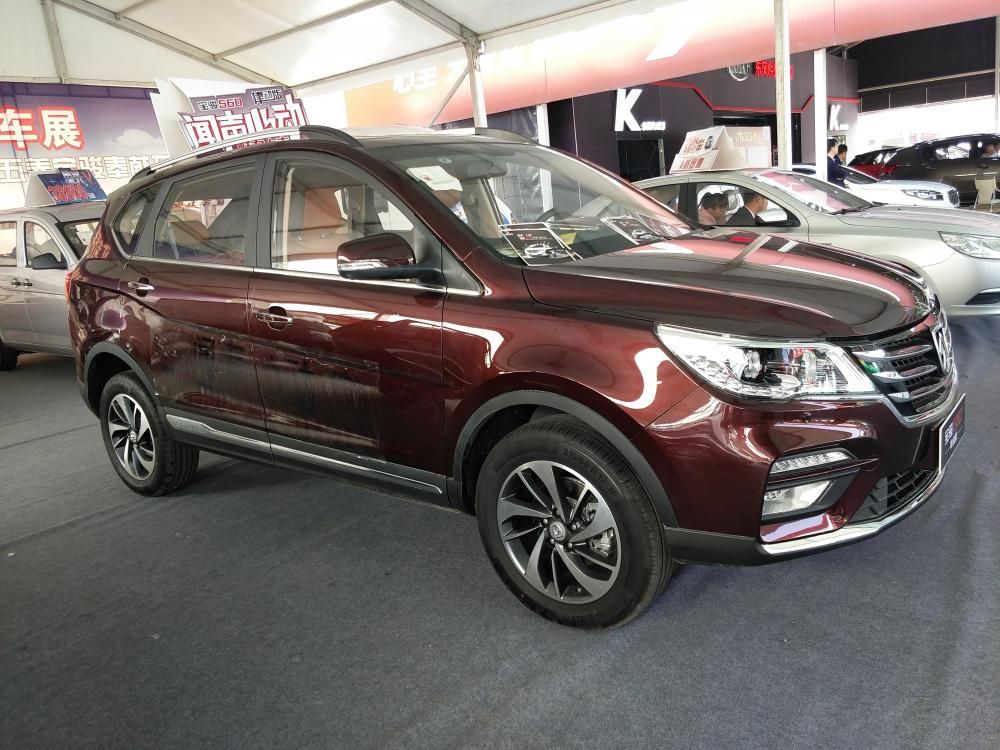 β������ͬ��������΢����β����ʶ������560���м����˺�ɫ���塣