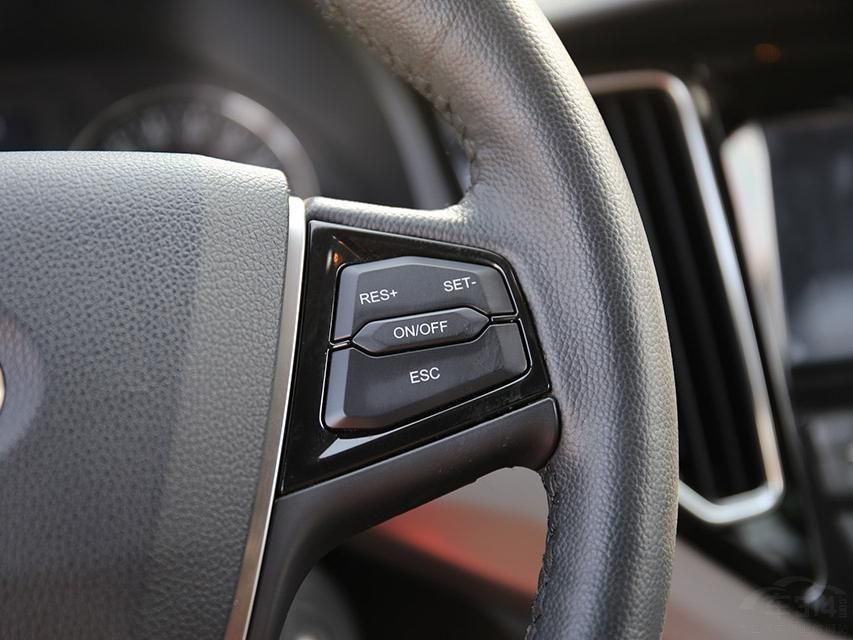 ��Ͼ߱�LED�ռ��г��Ƶ�ӥ����ʽǰ��ơ���ɫ���°�Χ����ɫ���»��塣