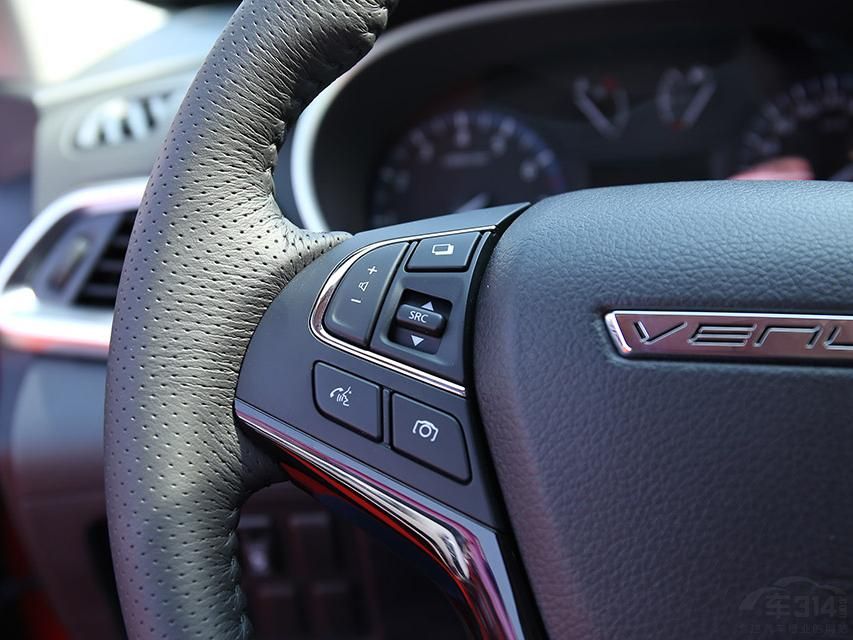 �³����п�̨��Ƽ��󷽣������䱸�д���ȫ��ϵͳ�����12.3Ӣ���пش�����֧�ְٶ�CarLife�ֻ��������������Ƶȹ��ܡ�