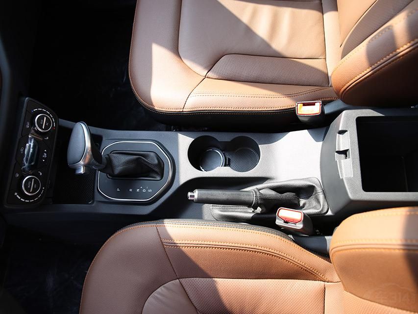 ɭ��R7������˫ɫ���δ��䣬��ͳT�Ͳ�����Ƶ��п�̨�����˸�����װ�Σ���һ�������˳��ں�����