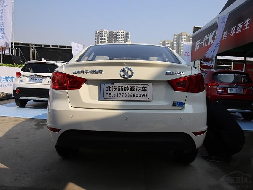 �³�������Ԫ����ӵ���飬�������Ϊ41.4kWh���������Ϊ260km֮�ϣ�������ʻ�ɴ�350km��