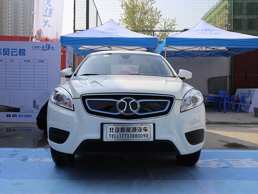 �³������ͺ���D50�ǳ��Ľӽ���ǰ��դ��������ɫ��װ�Ρ�