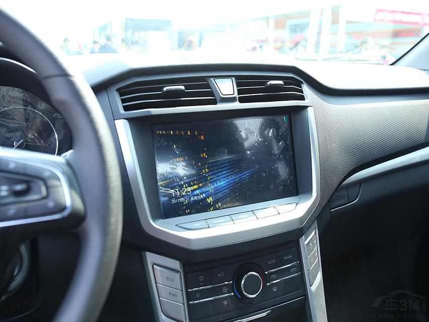  �п�̨����T���β��֣���ȫ�ڵ���ɫ���й�����һ����ɫװ�Σ�����Ч��������ء�