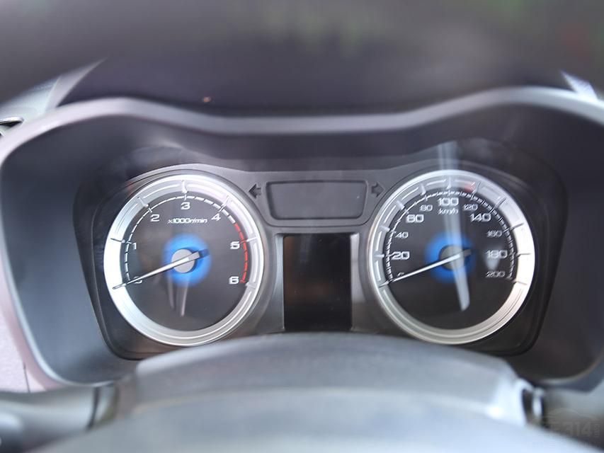 ���ܷ������ǰ˫��������������ܺͺ�ְ嵯�ɷǶ������ܣ���С��ؼ�϶205mm��