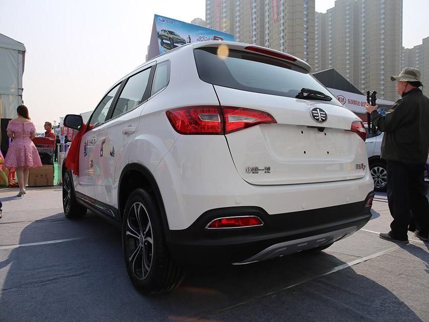 ���ȥ�걱����չ���е��³�������һ����Ѫ�����������ƣ���ʮ�����˵ļ۸��ڹ���С��SUVվ���˽Ÿ���