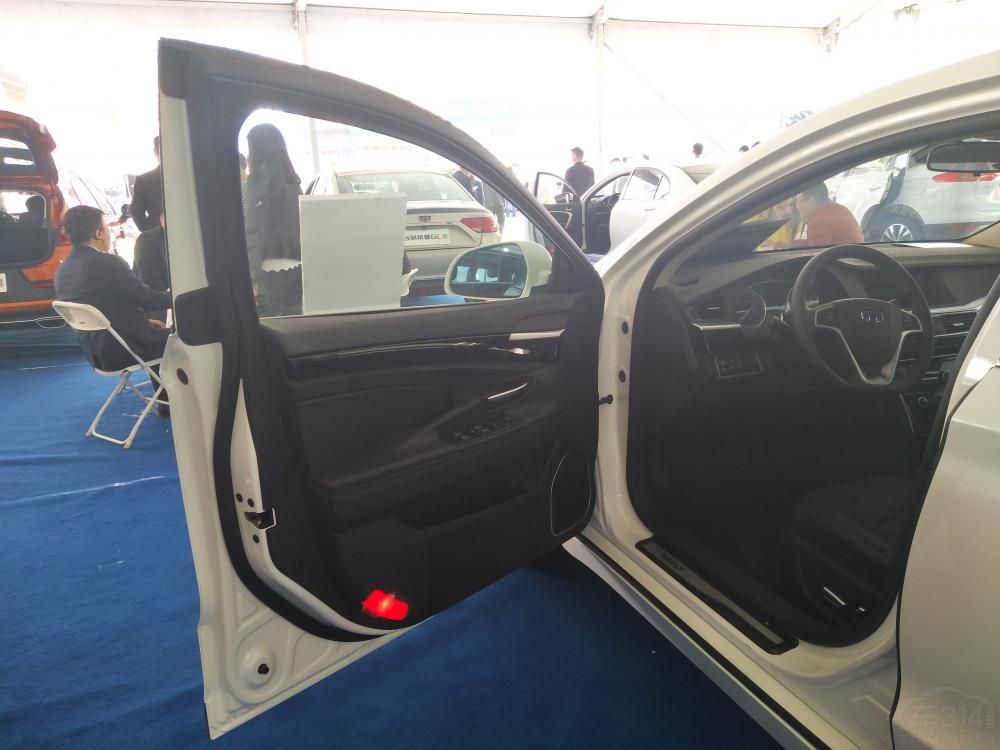 ���β��֣����������������Ƽ�Լ�������³��п�̨�䱸��һ��8Ӣ�紥��Һ����ʾ����