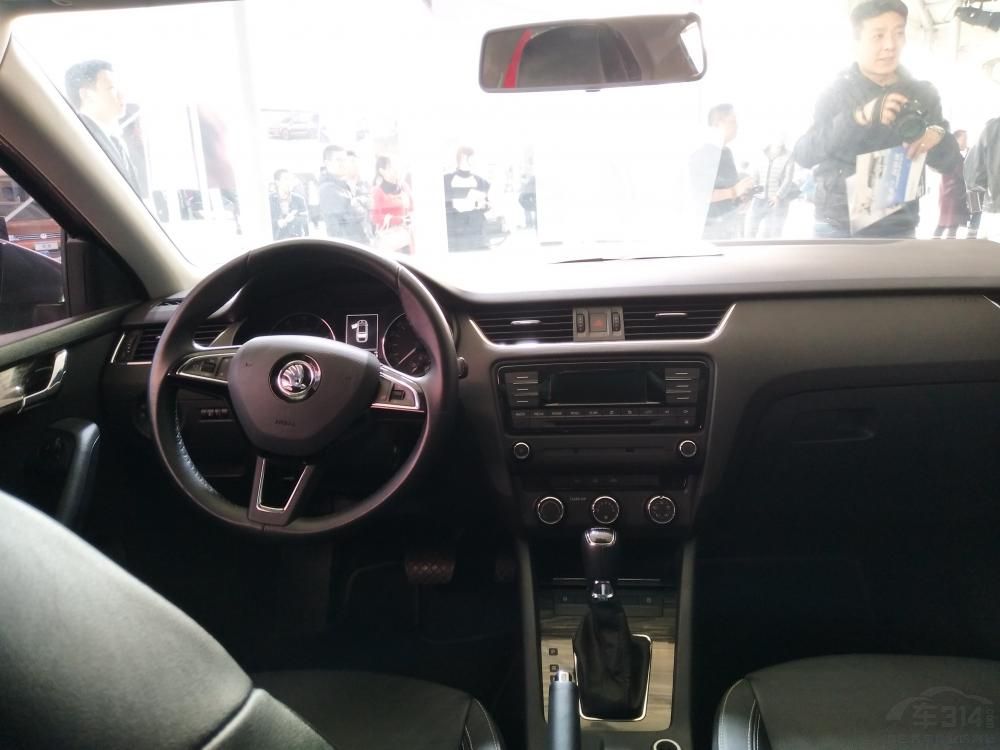 �³��ڲ������������ֿ�͵���ƣ�������װ��һ��ȫ�����͵�����ʽ�����̡�