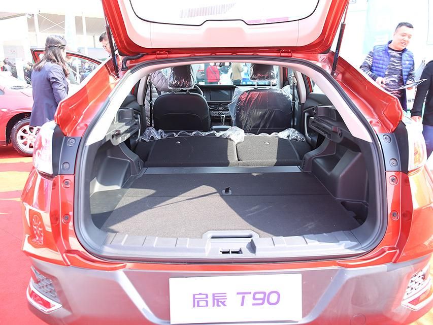 ����β���֣��³�����Ʋ�θз������ﱳʽ�ĺ󴰡�β��֮��ĺ�ɫ������