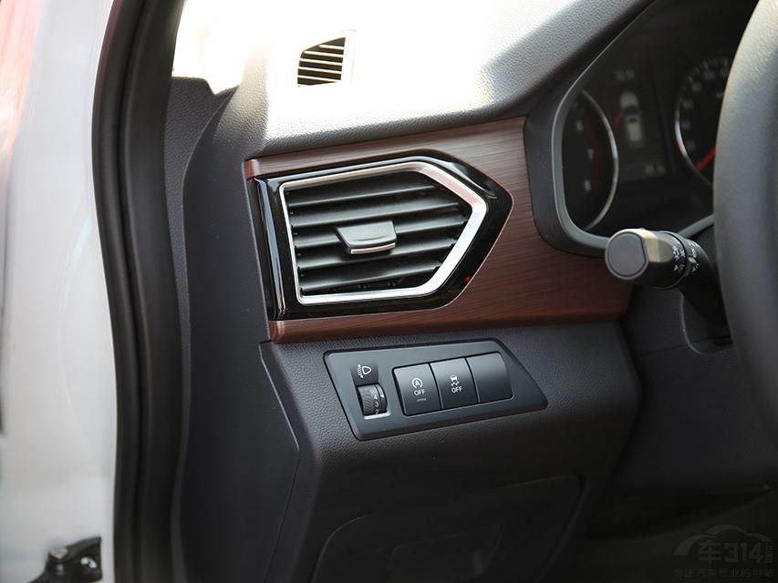 ��������ʱ�ж��У�ǰ������˫����Ƹ���դ��ƣ�Ʒ��logoλ�ڸ�դ���룬����ʽ��ǰ����飬����ȥ���߱�ʶ�ȡ�