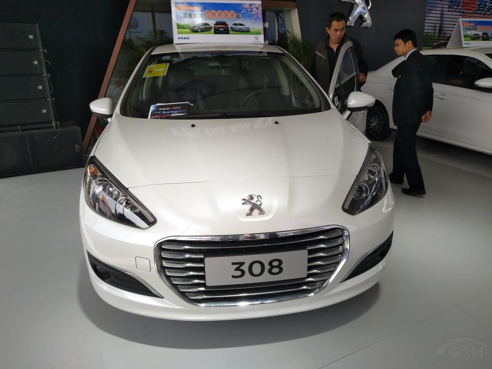 ����ǰ���Ϊʨ��ʽ��ƣ����䳵�͵�����������LED��Դ��