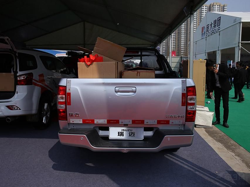 ���ô�ߴ��п�Һ������������GPS��������ʻ����ȫ���ҡ����ŷ�ײ������ABS+EBD��BAɲ������������Ӱ��+�����״Ｐ����ʽת�����ȡ�