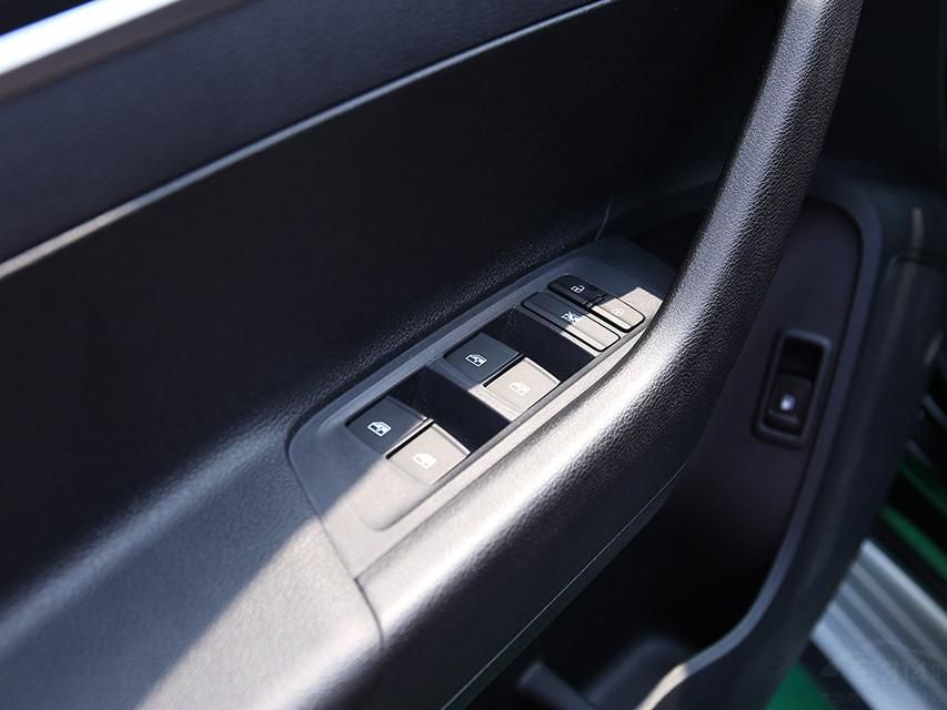 �п�̨�����䱸�˴�ߴ��Һ����ʾ�����·��ĸ��ְ����Ų���ʮ�����롣