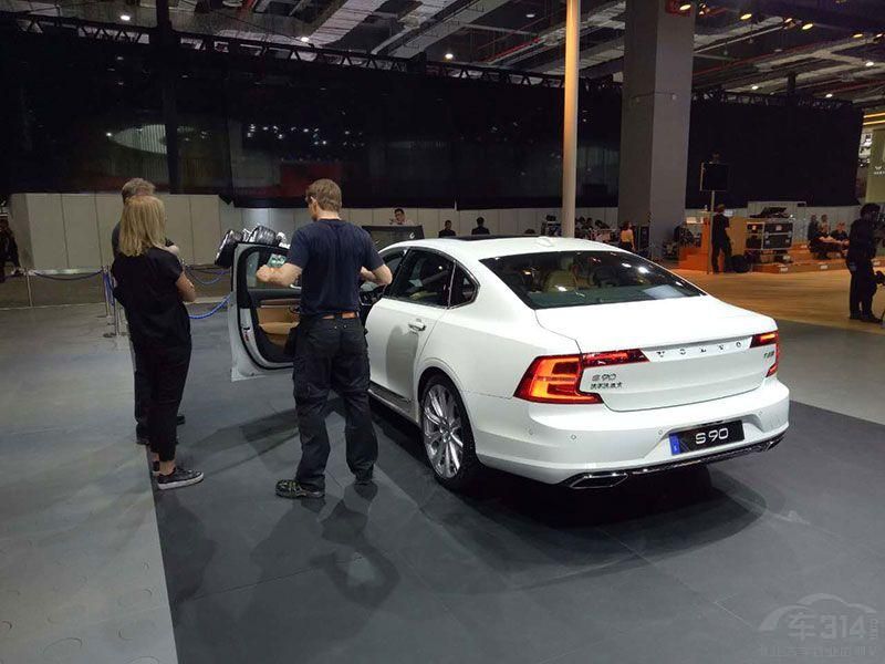 �ֶ���S90 T8���춯������ǰ���Ӱ崦������һ�����ӿڣ�ͬʱ�����ϵı�ʶ��¶����������Դ���춯���͵����ݡ�