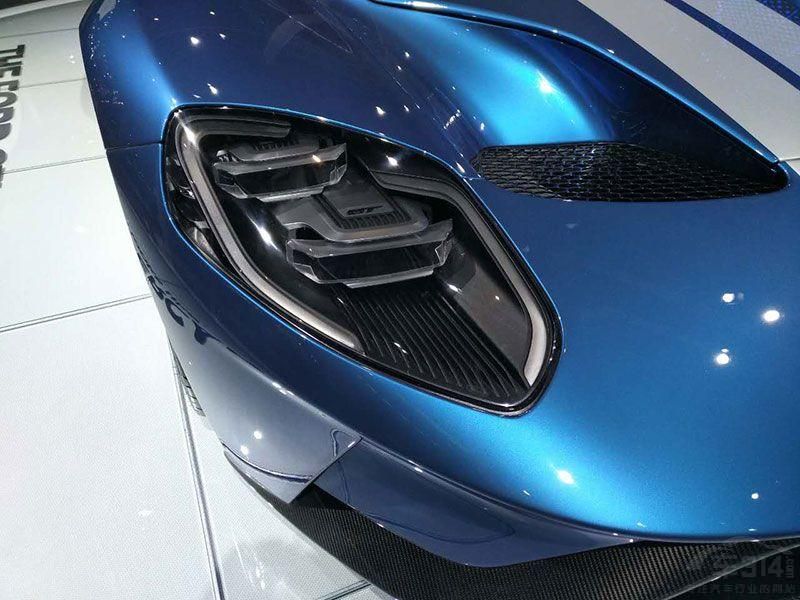 ���⣬˫�����ߴ����Ȧ�����˺�ɫ�߹�����Ϳ�������ٺ�ɫɲ����ǯͻ�Գ����������˶��С�