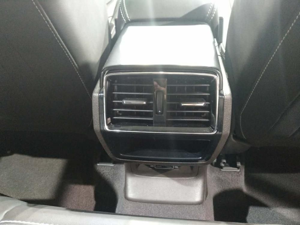 �µ��ǿ˵����β����˶Գ���ƣ��������һ����ڵ�Ӱ�ӣ����忴��ȥ�ܾӼ�ʵ�á�