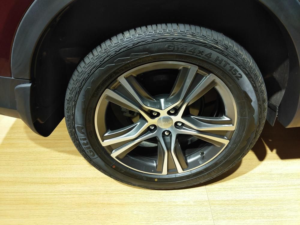 �䱸�ж�ý��ϵͳ������֧��CarPlay���ܣ����ǳ�ʵ�á�