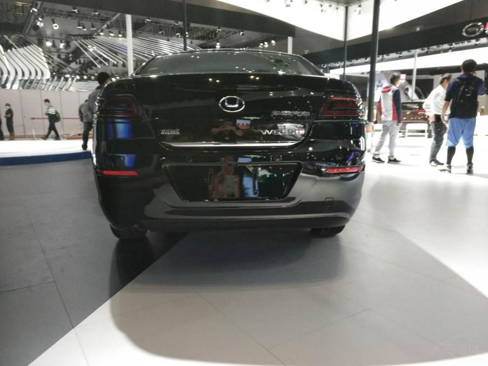 ǰ���ոܵײ���������Ƹ�դ��Χ�����к�ɫװ������