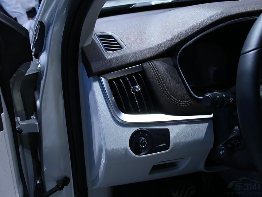 �³�������������eRX5���������12.3Ӣ�������Ǳ����������ֱ�������⣬����ʾ3D����������ͨѶ��Ϣ������״̬��������ȫ���ѡ�