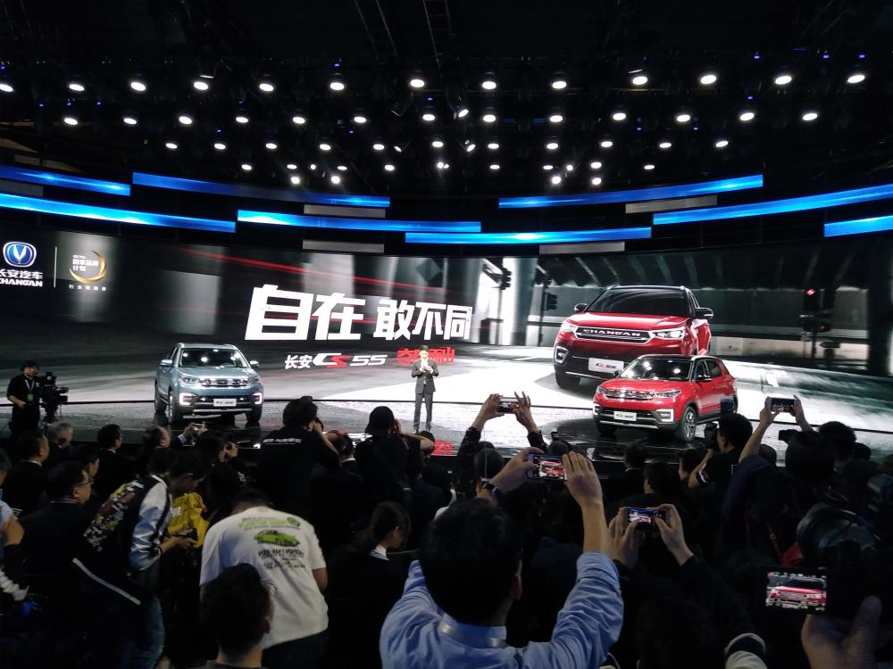 ����CS55������ƽ�Ϊ���գ�ǰ������դ������������ƣ������CHANGANӢ���ַ������˳���CS75����ơ�