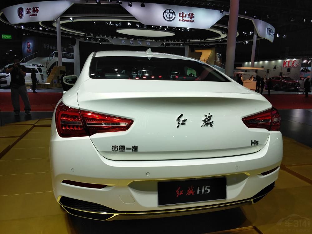 ���������β��ͬ��չʾ�˶�ɫ�ʣ�β�Ʋ����˲��������ͣ��м���ӡ�нϴ�ġ����족����LOGO��